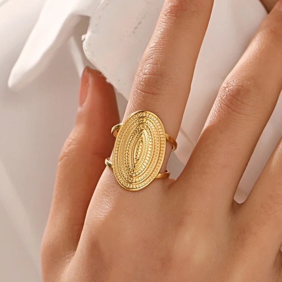 Jewelry - Oval chiseled stainless steel gilded with fine gold adjustable ring